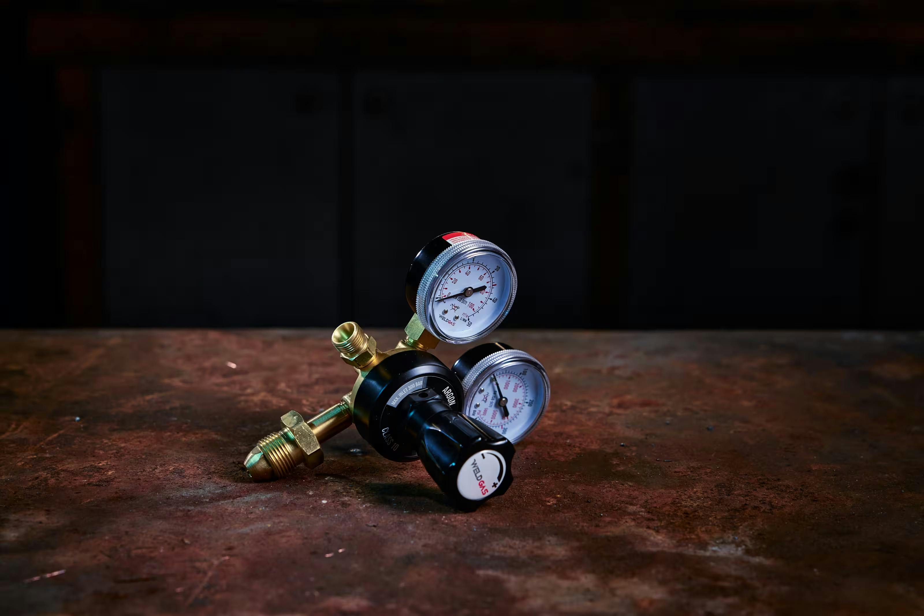 Gas welding regulator